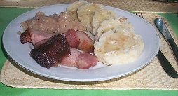 Schweinefleisch mit Kndeln und Sauerkraut